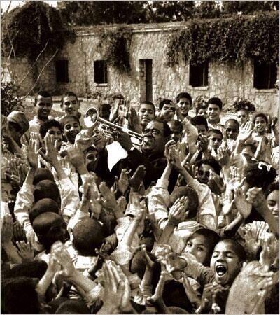 Louis Armstrong entertaining hospitalised children at the Tahhseen Al-Sahha Medical Centre, Cairo (1961). 